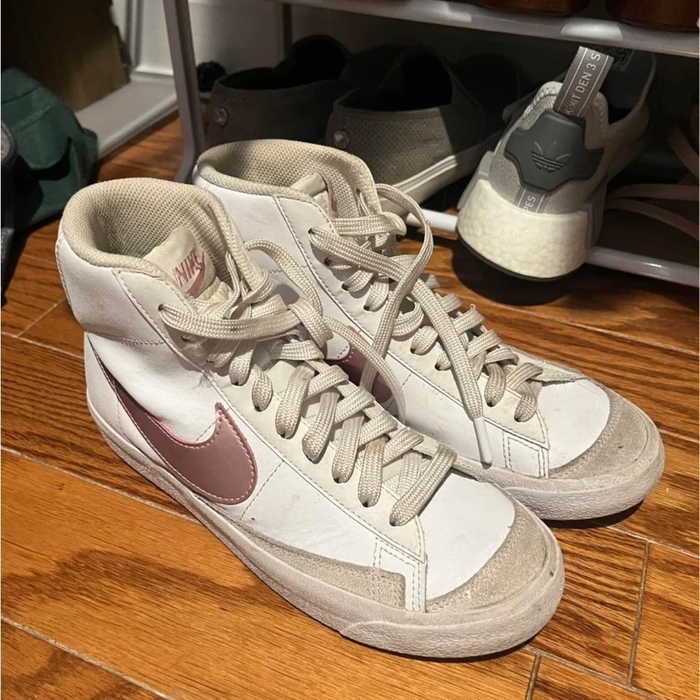 Nike Blazer Kids Sneakers in White and Pink